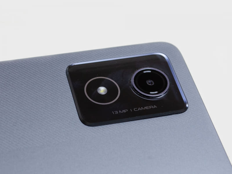 カメラ。左側がフラッシュ、右側が1,300万画素の背面カメラ