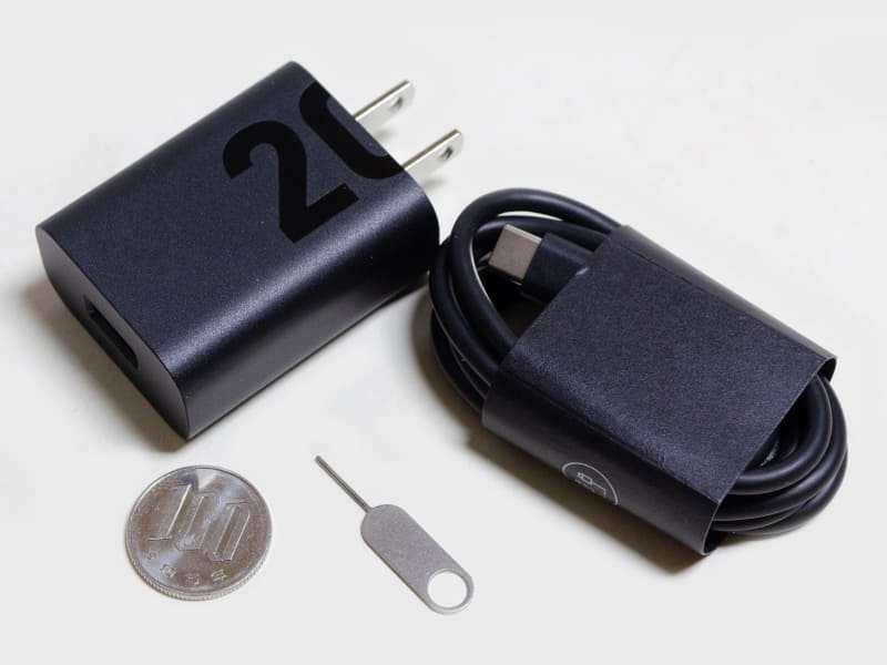 付属品。ACアダプタ(サイズ約50×40×20mm、重量53g、出力20W)、USB Type-A/Type-Cケーブル、イジェクトピン