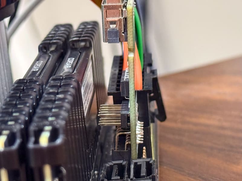 Mini-ITXのようなスペースに余裕がないレイアウトのマザーボードの場合、このようにコネクタとメモリが干渉してしまうこともある。とはいえブラウザ上からでもNanoKVMのボタンからでも操作は可能なので、筆者のような検証用途であれば問題ない