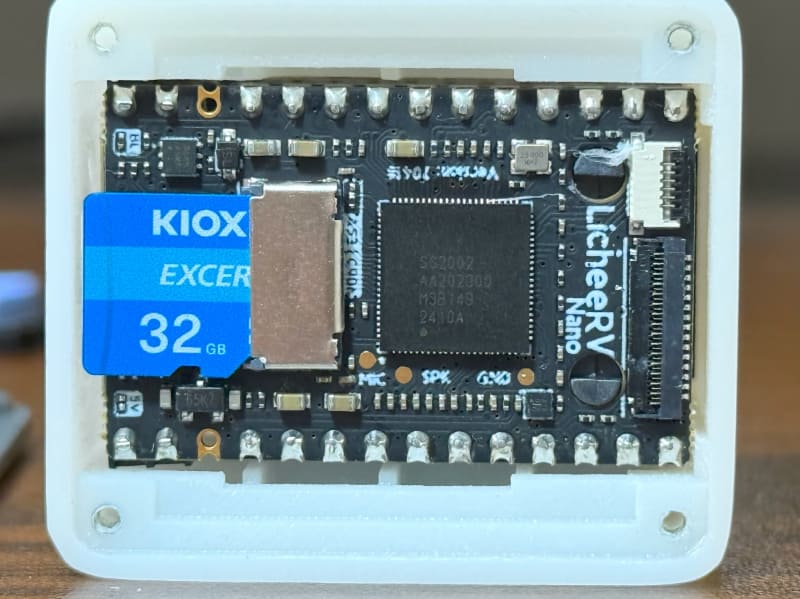 底面のヒートシンクの下にはShenzhen MilkV TechnologyのSG2002が搭載されている。記憶媒体はキオクシアのEXCERIA 32GBが取り付けられていた。