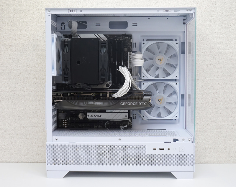 天板付近や前面には十分な余裕があり、CPUクーラー付近のケーブル接続やビデオカードの組み込みで問題が発生することはない