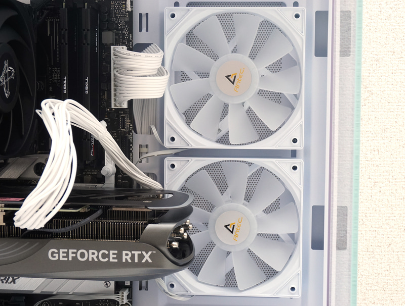 右側面ファンは一見すると排気用に見えるが、羽根をよく見ると吸気ファンとして機能する