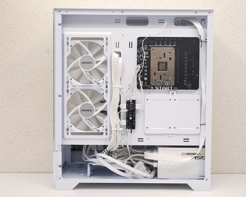 中央のフレームにあるフックを使って、電源ケーブルなどをまとめていくとキレイに整理できる