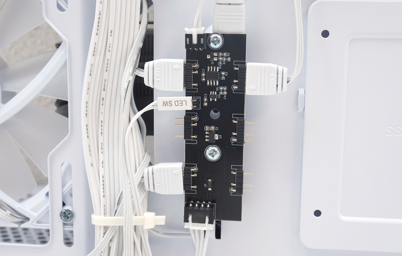 LED制御用のケーブルをまとめて接続できるLEDハブ