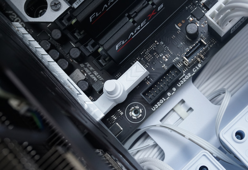 マザーボード中央の右端にあるこのボタンを押すと、拡張スロットのロックが解除される