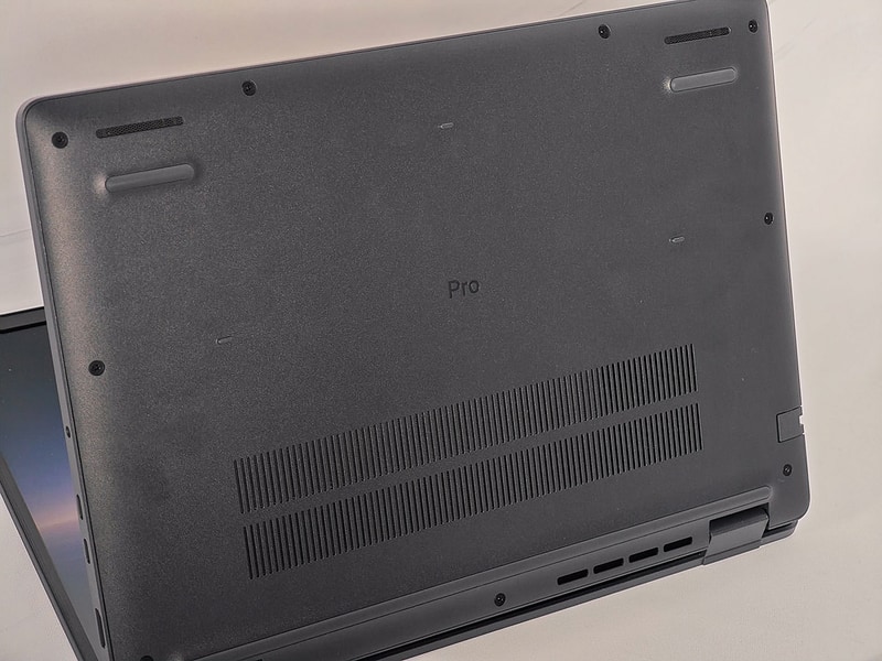 Dell Pro 14の底面、Dell Proには「Pro」というロゴが入る