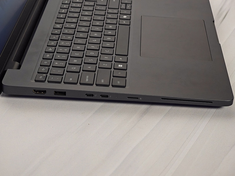 Dell Pro Max 16の底面、Dell Pro Maxには「Pro Max」という表記が入る