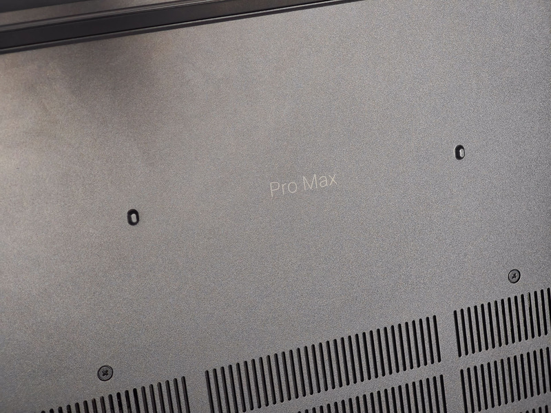 Dell Pro Max 16の右側面