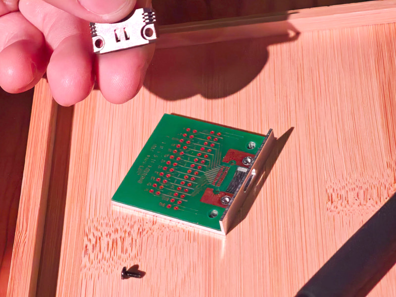 モジュラー化されたUSB端子、ネジで留められているだけで簡単に交換できる