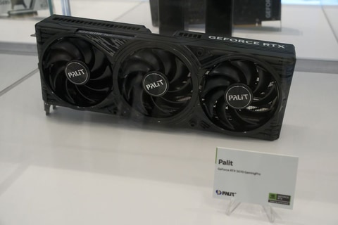 これが「GeForce RTX 5090 Founders Edition」の実機だ。NVIDIA