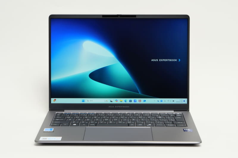 ディスプレイ部は4辺狭額縁仕様で、14型ながらフットプリントもコンパクト