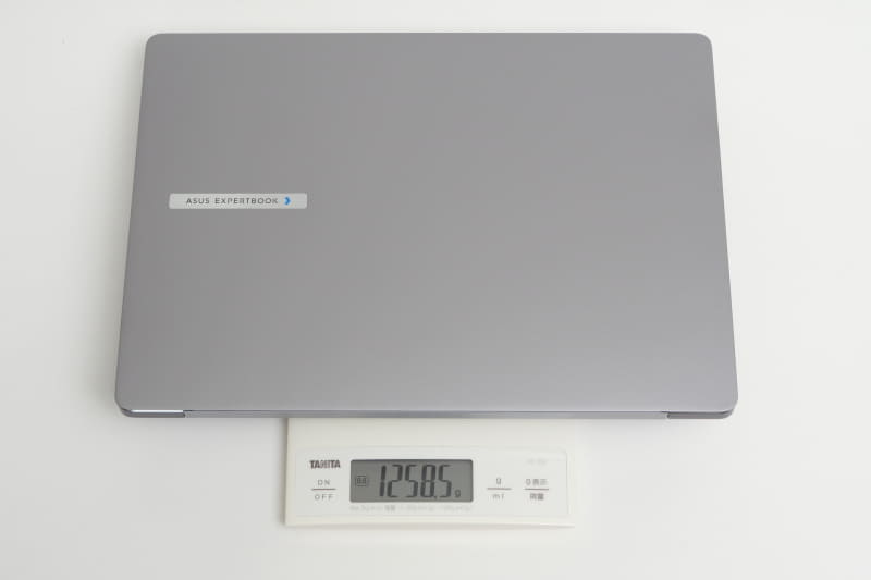 実測の重量は1,258.5gと公称よりわずかに軽く、苦にならず持ち歩ける