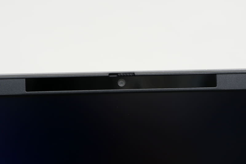 ディスプレイ上部にWindows Hello対応の顔認証カメラを搭載する。207万画素Webカメラとしても利用でき、プライバシーシャッターも備える