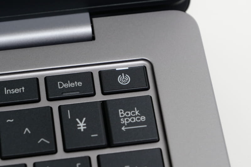 電源ボタンには指紋センサーを内蔵し、顔認証と使い分けが可能