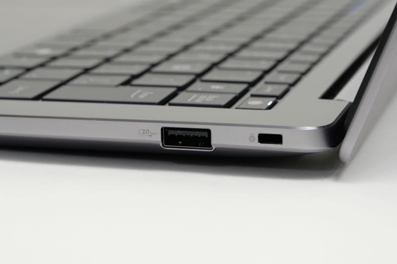 右側面にはUSB 3.2 Gen 2を配置