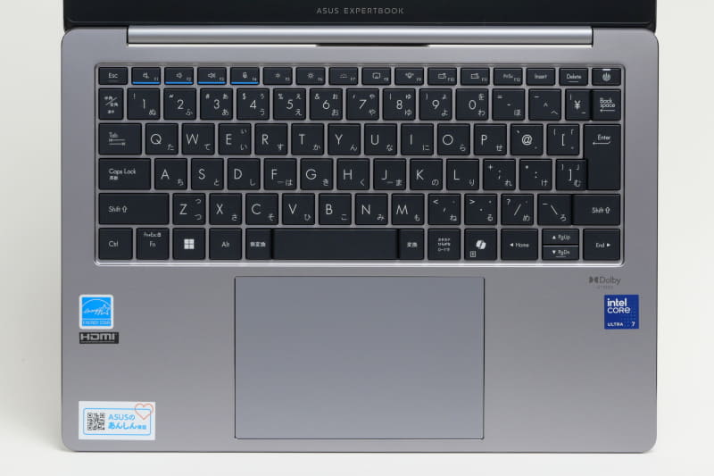 キーボードは、英語配列の一部キーを分割して日本語化している点は気になるが、打鍵感は良好。バックライトも搭載し暗い場所でも安心だ