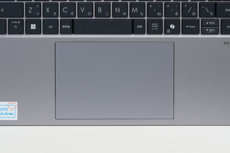 タッチパッドは実測で約130×85mmとなかなか広く扱いやすい