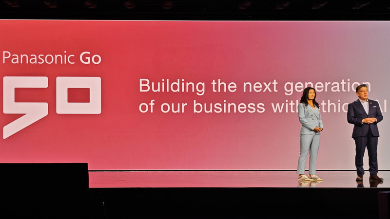 Panasonic Goの取り組みを発表するパナソニックグループ グループCEO 楠見雄規氏(右)