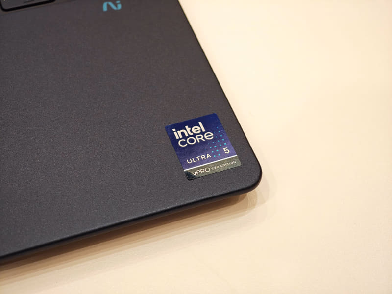 CPUはCore Ultra 200Vで、今回のCESで発表されたvPro版にも対応している