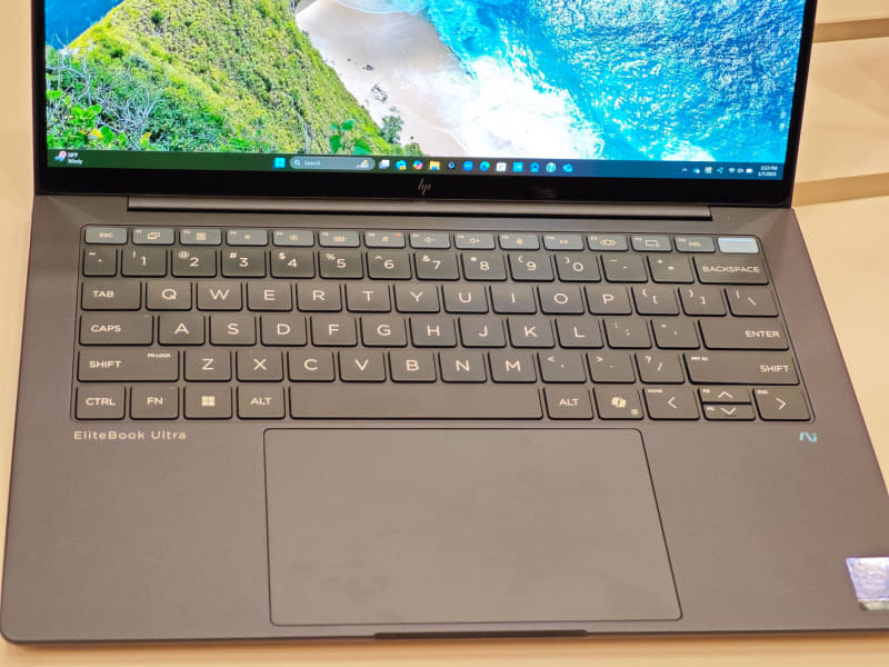 キーボードと大型のタッチパッドも、Dragonflyのそれを継承している