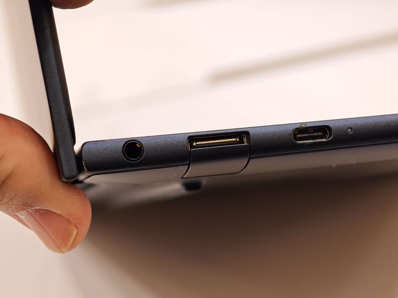 左側のUSB Type-A端子は、カバーが開く形状になっている