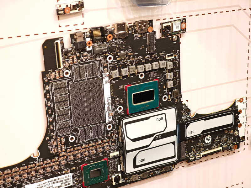 OMEN 16 Gaming Laptopのメインボード、中央右の緑色のチップがCPU(いわゆる第14世代Core HX)、その左に見える基板がGeForce RTX 5080 Laptopが搭載される場所(この基板にはまだ実装されていない)