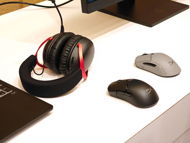 ゲーミングヘッドセットやマウスなどを専用2.4GHzで接続するドングルが内蔵されており、箱を開けた状態で、こうしたバンドルされている周辺機器をそのまま活用できる