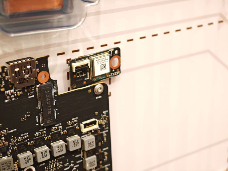 ゲーミングヘッドセットやマウスなどを専用2.4GHzで接続するドングルが内蔵されており、箱を開けた状態で、こうしたバンドルされている周辺機器をそのまま活用できる