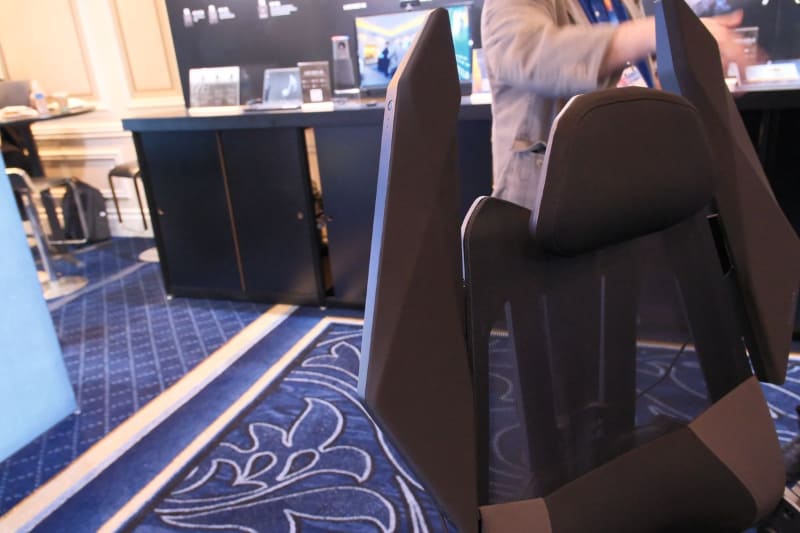 背もたれの左右にあるパネル部分にスピーカーを内蔵