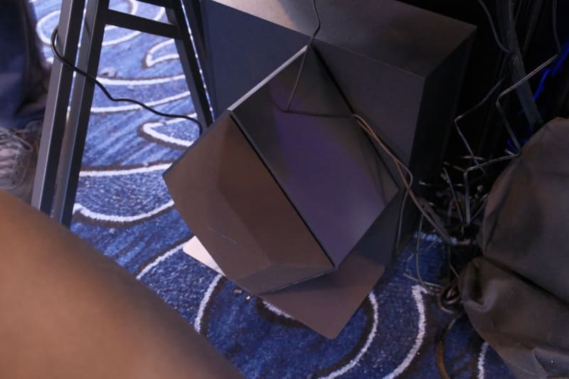 デスク上と足元のスピーカーと連動してサラウンドを実現する