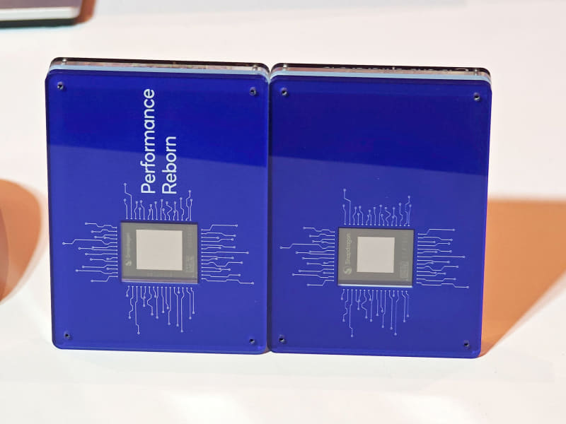 左がSnapdragon X Elite、右がSnapdragon X。Snapdragon XがSnapdragon X Plus 8-coreと同じ小型ダイであることが分かる