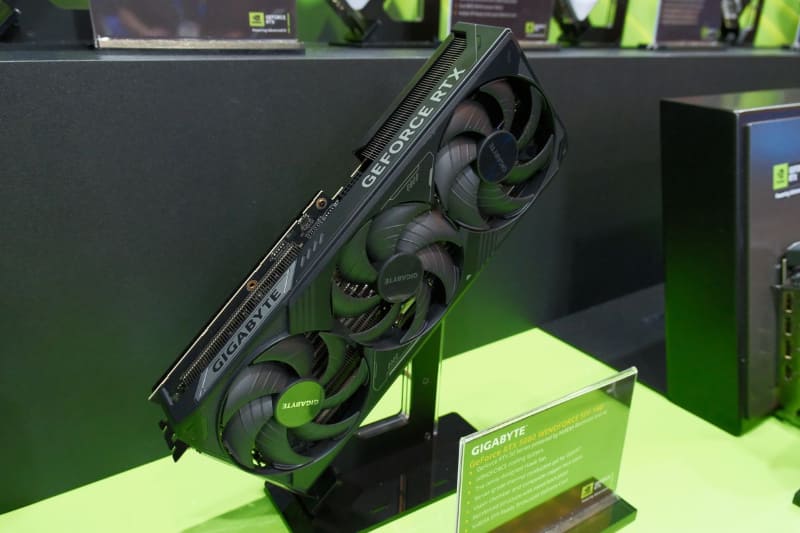 GeForce RTX 5080 WINDFORCE SFF 16G