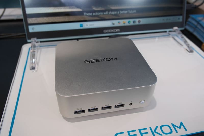 A8 Max(Ryzen 9 8945HS/7 8845HS)