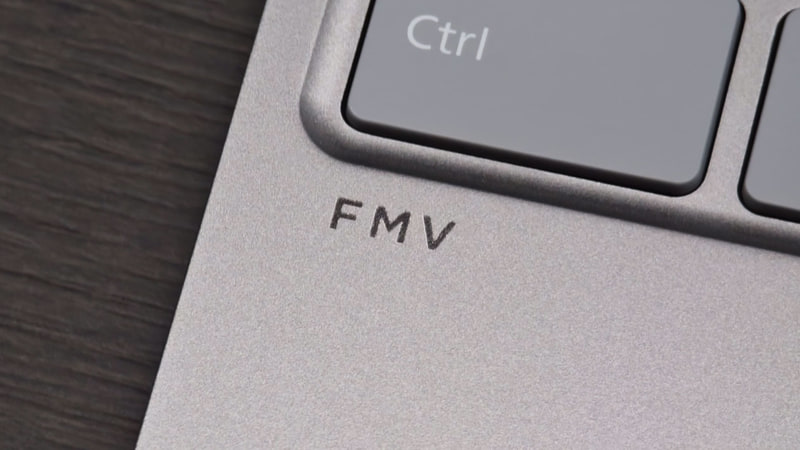 新しいFMV Note Cのキーボード下部に入れられている新しいFMVブランド。ブランドのシンプル化もそうだが、こうしたデザインへのインパクトが最小化できるのもシンプルなブランド名の利点だ