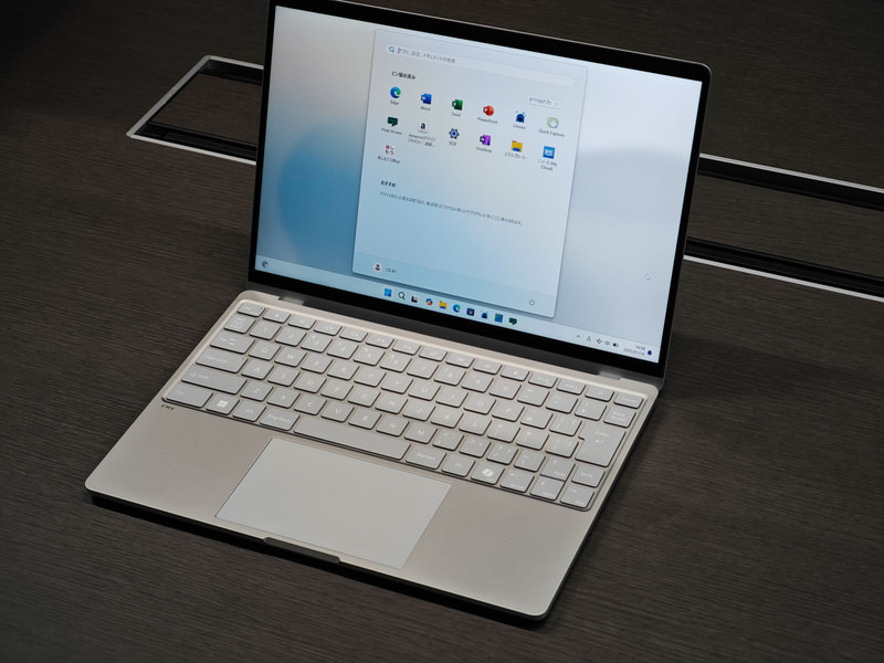 FMV Note Cはポート類が左側に集められて右側には何もない。シンプルでクリーンなデザインを意識して作られている。