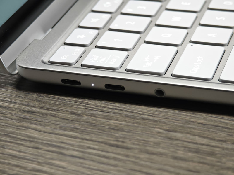 FMV Note Cはポート類が左側に集められて右側には何もない。シンプルでクリーンなデザインを意識して作られている。