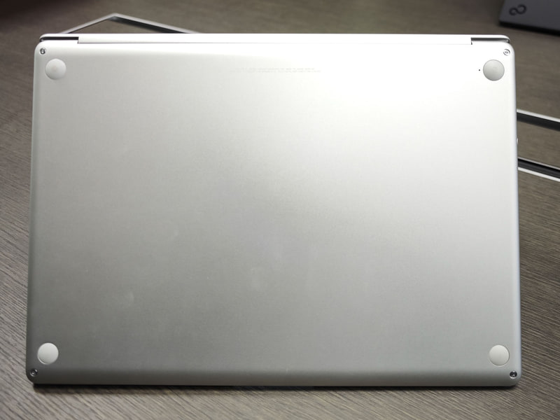 FMV Note Cの底面、ファンレスであるため吸気口などもない