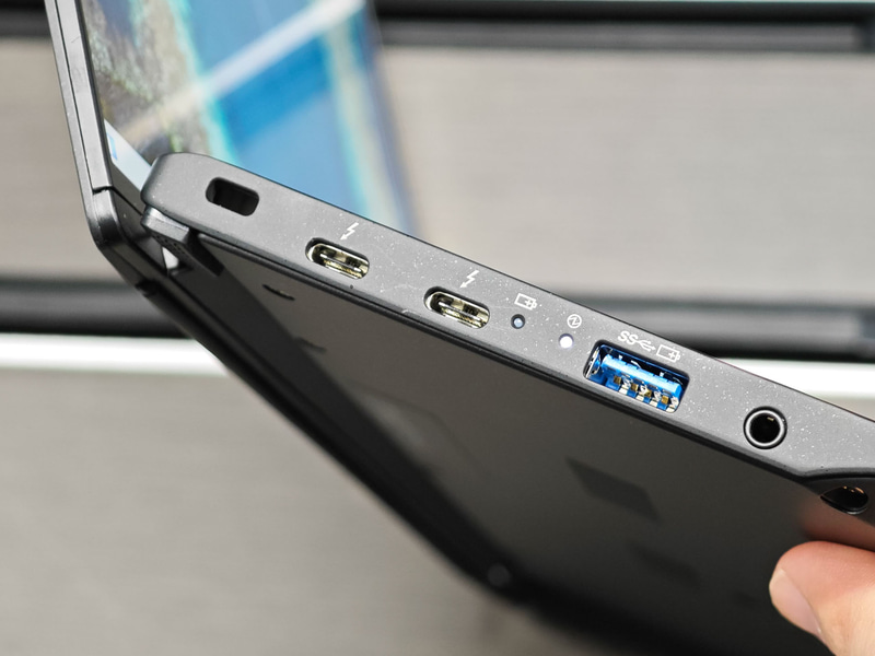 本体の左右ポート