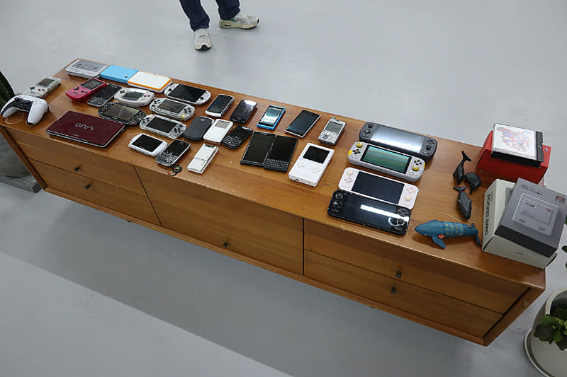 Zhang氏の社長室は1on1バスケットができるほど広く、デジタル機器のコレクションやデザインに関する書籍、過去の製品のパッケージなどが多数並べられていた