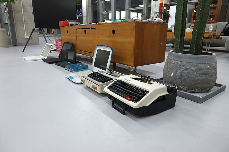 Zhang氏の社長室は1on1バスケットができるほど広く、デジタル機器のコレクションやデザインに関する書籍、過去の製品のパッケージなどが多数並べられていた