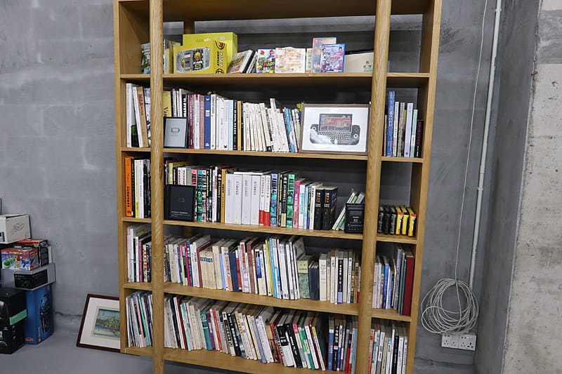 Zhang氏の社長室は1on1バスケットができるほど広く、デジタル機器のコレクションやデザインに関する書籍、過去の製品のパッケージなどが多数並べられていた