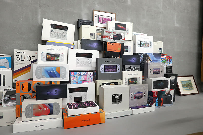 Zhang氏の社長室は1on1バスケットができるほど広く、デジタル機器のコレクションやデザインに関する書籍、過去の製品のパッケージなどが多数並べられていた