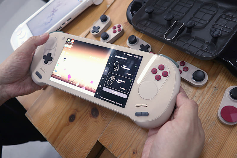 手にした際に軽く感じられるようなフォルムを採用