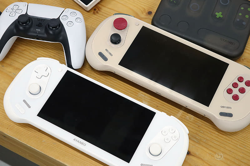 上のRetro Power色がOLED、下のホワイトのロゴ入りのモデルが液晶だ