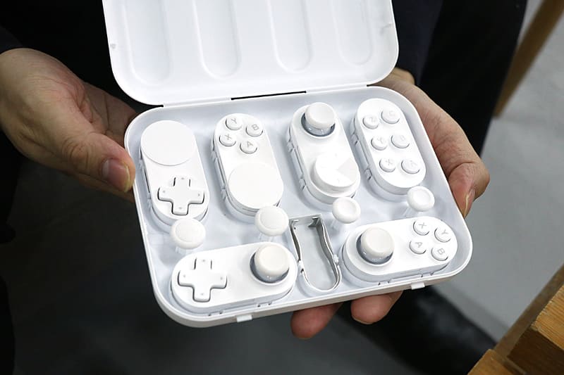 ホワイトモデルにはもちろんホワイト、ブラックモデルにはもちろんブラックが用意されている