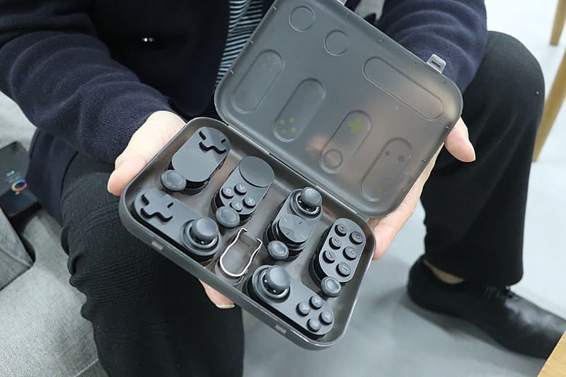 ホワイトモデルにはもちろんホワイト、ブラックモデルにはもちろんブラックが用意されている