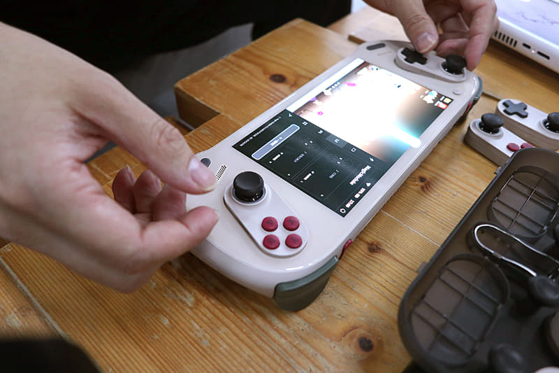 ソフトウェア上か本体底面のボタン長押しで、コントローラ部が取り外し可能