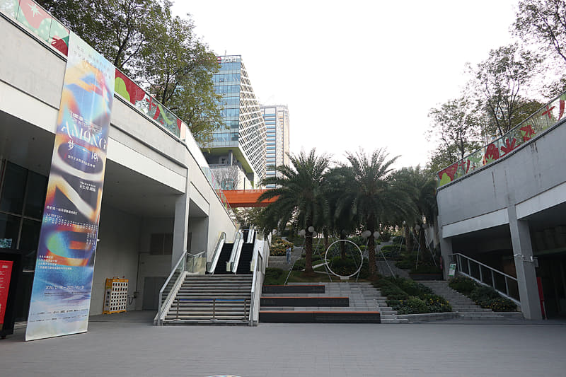 1階(写真で階段の上)が公園、地下がオフィス。ちなみに入居しているのはほとんどデザイン関連の会社だという