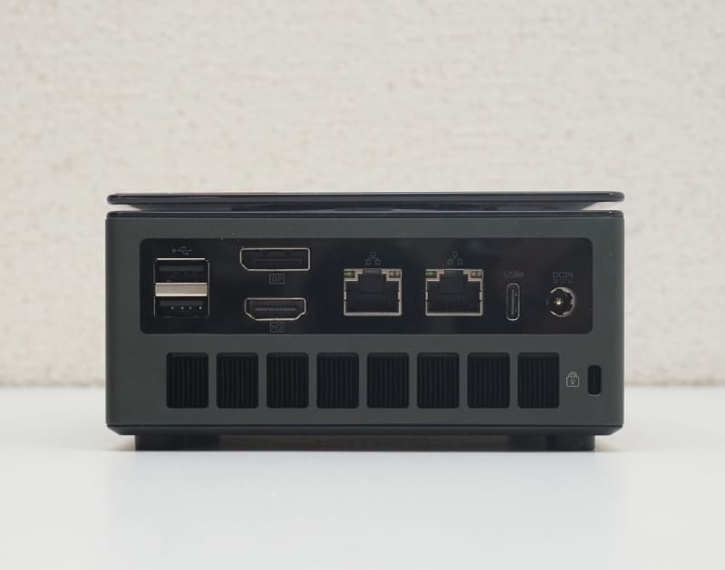 背面にはDisplayPortとHDMI、USB4ポートや有線LANポートのほか、USB 2.0ポートを装備