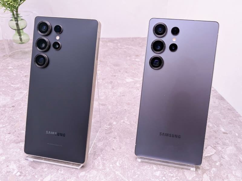 Galaxy S25 Ultra(左からチタニウムブラック、チタニウムシルバーブルー)